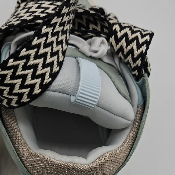 Stylish High-Top Sneakers with Bold Laces USED 1X